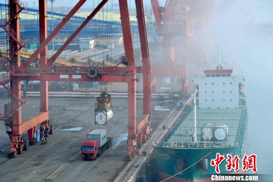 海关总署:全球与国内经济改善 中国外贸持续回稳向好