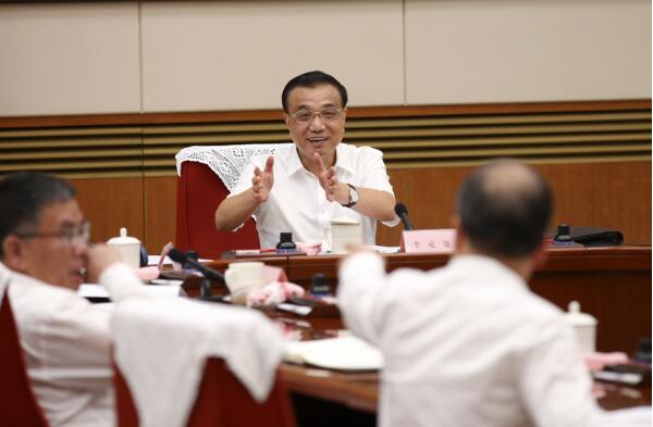 李克强主持召开推动制造强国建设、持续推进经济结构转型升级座谈会
