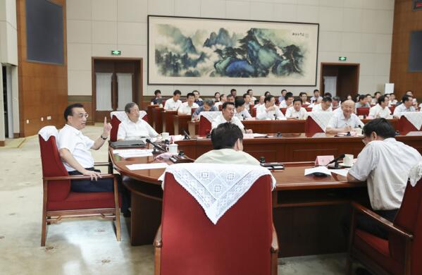 李克强主持召开推动制造强国建设、持续推进经济结构转型升级座谈会