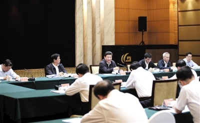 习近平：着力解决制约经济发展问题